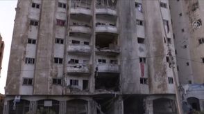 آثار الهجوم على مبنى في غزة (الأناضول)
