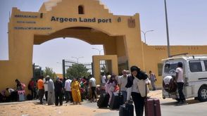 معبر ارقين الحدود المصرية السودانية لاجئون فارون من الحرب في السودان- جيتي
