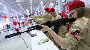 مراهقون يتعلمون على السلاح في موسكو- وكالة أنباء روسيا