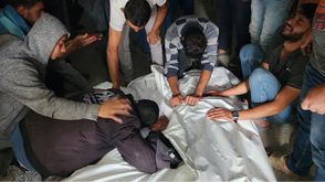 فلسطينيون يبكون شهداءهم الذين سقطوا في مجزرة خيام النازحين برفح- الأناضول