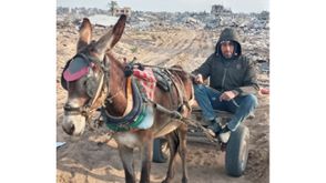 مصطفى أبو السعود- فلسطيني رفح غزة يتفقد بيته المهد على عربة حمار- عربي21