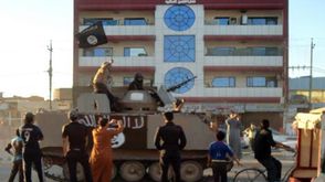 اهالي مع المسلحين في الموصل - فيس بوك