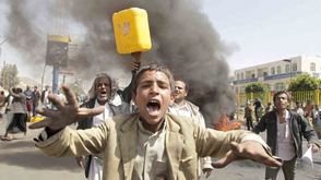 يمنيون يواصلون الاحتجاج على انقطاع التيار الكهربائي (أرشيفية) - أ ف ب