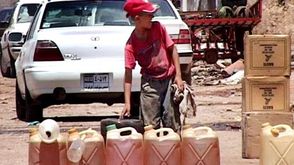 طفل يبيع البنزين في شوارع العراق - أرشيفية