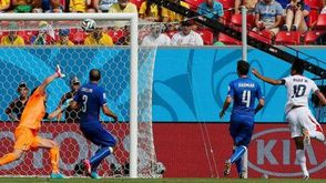 إيطاليا تسجل هدفا في مرمى سويسرا في مونديال البرازيل