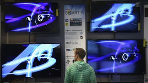 رجل ينظر الى اجهزة تلفزيون معروضة للبيع في شيكاغو بولاية ايلينوي في 15 تشرين الاول/اكتوبر 2012