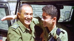 عناق بين ضابط اسرائيلي وآخر من السلطة الفلسطينية - أرشيفية