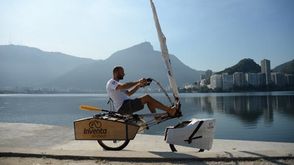 عرض مهندس برازيلي دراجة يمكنها ان تسير على الارض وايضا على سطح الماء، لجذب الانتباه الى اشكال جديدة 