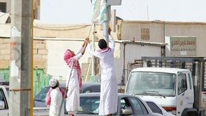 شبان سعوديون يغطون نظام مراقبة السرعات (ساهر) بقطع قماشية -تويتر