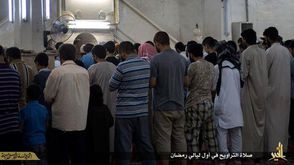 صلاة التراويح في اليوم الأول من رمضان في مناطق تنظيم الدولة - سوريا