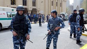 عناصر من الشرطة الكويتية بعد تفجيرات استهدفت مسجدا للشيعة ـ أ ف ب