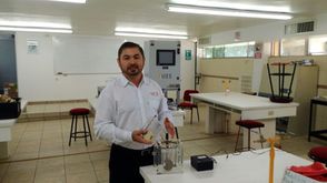 المهندس المكسيكي غابريال لونا-ساندوفال نجح في تصميم جهاز يحول البول الى غاز حيوي يمكن استخدامه لتسخي