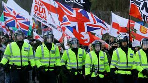 جماعات من اليمين المتطرف تتظاهر احتجاجا على استقبال بريطانيا للاجئين