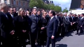 شرطي يرفض مصافحة الرئيس الفرنسي- يوتيوب