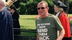 بريطاني عنصري يرتدي قميصا مكتوبا عليه نعن ربحنا فرحلوهم أي المهاجرين - تويتر