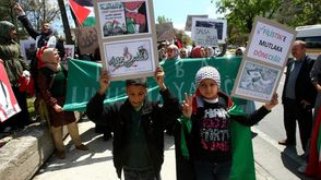 طفلان يحملان لوحات تأييد لفلسطين في تركيا - أ ف ب