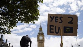 محتج بريطاني يطالب بعدم الخروج من الاتحاد الأوروبي- أ ف ب