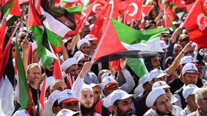 أتراك خلال فعالية داعمة للشعب الفلسطيني في إسطنبول- جيتي