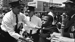 الناشط الأمريكي جون لويس خلال اعتقاله على يد شرطة بيض بأمريكا- أرشيفية