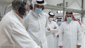 امير قطر يتفقد اجهزة تنفس في شركة برزان صفحته على تويتر