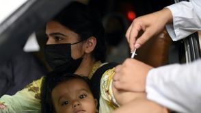 امرأة تتلقى جرعة لقاح "سينوفارم" في مركز تطعيم بمدينة لاهور الباكستانية