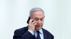 نتنياهو يحمل هاتف ذكي- صحيفة إسرائيل اليوم