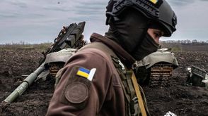 جندي أوكراني بجانب آلية مدمرة للجيش الروسي- وزارة الدفاع الأوكرانية