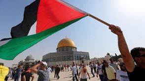 العلم الفلسطيني وخلفه قبة الصخرة المشرفة (1)