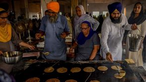 إعداد الطعام يتم عبر مئات المتطوعين في المعبد الذهبي- جيتي
