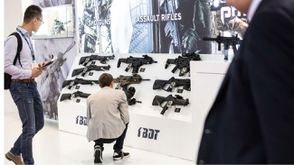 معرض "يوروساتوري" للاسلحة في فرنسا 2018. سلاح- جيتي