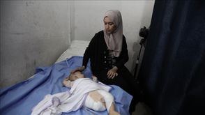 الطفل الفلسطيني الرضيع هاني الذي بترت ساقه نتيجة القصف الإسرائيلي على غزة - الأناضول