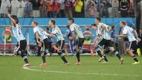 فوز الأرجنتين على هولندا 4-2 - فوز الأرجنتين على هولندا 4-2 (11)