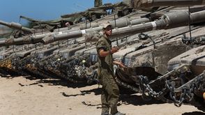 الجيش الإسرائيلي ينتشر قرب الحدود مع غزة ويهدد باجتياح بري - أ ف ب