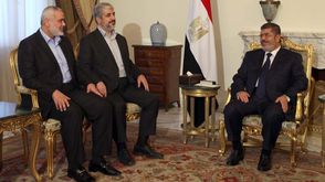 مرسي مع قيادات حماس خلال رئاسته - أرشيفية