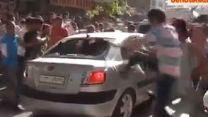 متظاهرون أتراك يحطمون سيارة سورية في قهرمان مرعش 13-7-2014