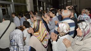 عائلات  المحتجزين من منتسبي الأمن تحتج أمام مقر أمني - الأناضول