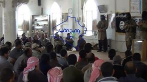 عناصر داعش تعقد محاضرات توبة لعناصر الأمن في الأنبار - فيس بوك