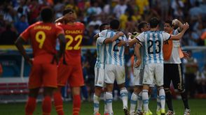 لاعبو الأرجنتين يحتفلون بالفوز على بلجيكا ووصولهم للمربع الذهبي - أ ف ب