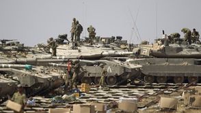 دبابات إسرائيلية على حدود غزة -  اسوشيتيد برس
