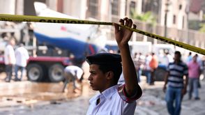 شرطي مصري في مكان تفجير القنصلية الإيطالية في القاهرة بمصر ـ أ ف ب