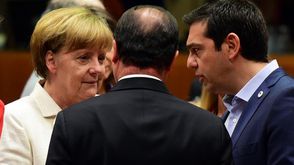 أوروبا تجمع على منح فرصة ثالثة لمساعدة اليونان أنغيلا ميركل ورئيس الوزراء اليوناني ـ أ ف ب
