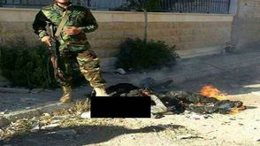 عنصر من حزب الله يحرق جثة ويتصور معها - تويتر