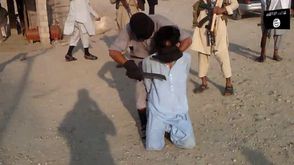 يذبح أحد عناصره اتهم بالتجسس في أفغانستان