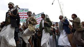 مسلحو الحوثي يرقصون في صنعاء بعد خسارتهم عدن - أ ف ب