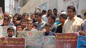 احتجاجات بغزة على تقليص أونروا لخدماتها - 08- وقفة في غزة احتجاجا على تقليص أونروا لخدماتها - الاناض