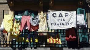 لافتة على شرفة تقول "لا شقق للسياح" في احدى ضواحي برشلونة