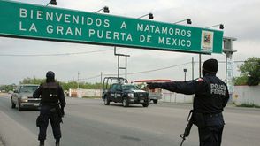 عناصر من الشرطة الفدرالية المكسيكية على الشارع المؤدي الى مدينة ماتاماروس بولاية تاماوليباس