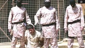 تنظيم الدولة يعدم أحد عناصر الجيش العراقي - فيديو