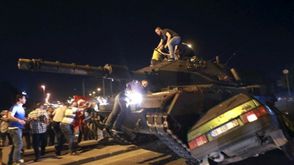 دبابة للانقلابيين بتركيا- ا ف ب