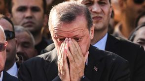 أردوغان يذرف الدموع- ا ف ب